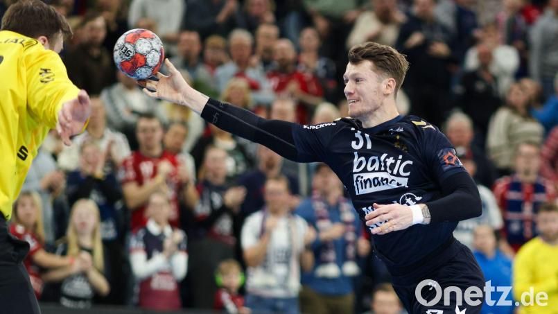 Emil Jakobsen und die SG Flensburg-Handewitt spielten beim HC Erlangen. (Archivbild) Bild: Frank Molter/dpa