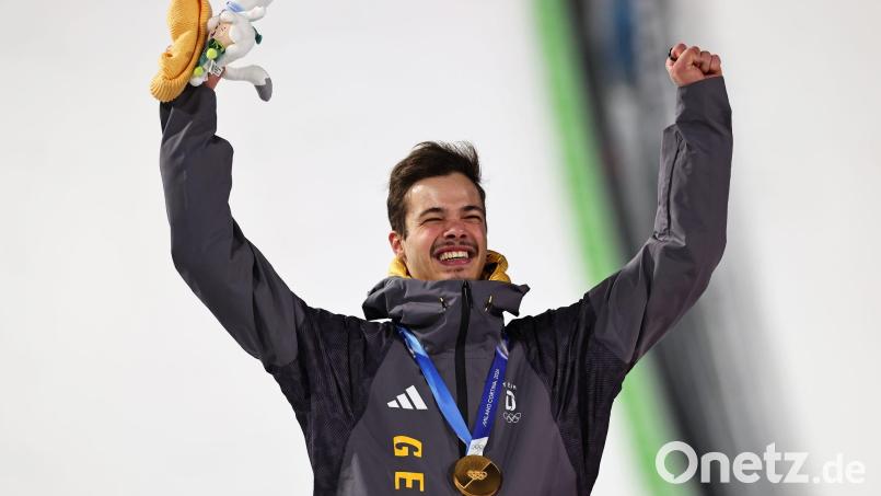 Skisprung-Olympiasieger Philipp Raimund vertraut seiner Mutter nicht nur beim Kochen. (Archivbild) Bild: Daniel Karmann/dpa
