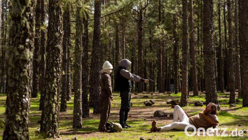 Die Geschwister Maggie (Karoline Schuch) und Kai (Julius Gause) schalten den „Jäger“ Hermit (Lars Sundsbø) aus - Szene aus der Serie „Oderbruch“. Bild: Kurt Patzak/Syrreal Entertainment/ARD Degeto/Programmplanung und P/dpa