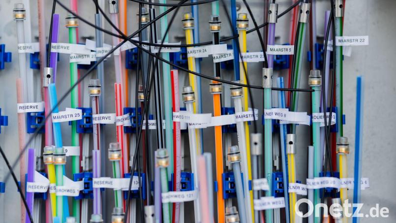 Glasfaserkabel in einem Verteilerkasten. Bild: Rolf Vennenbernd/dpa
