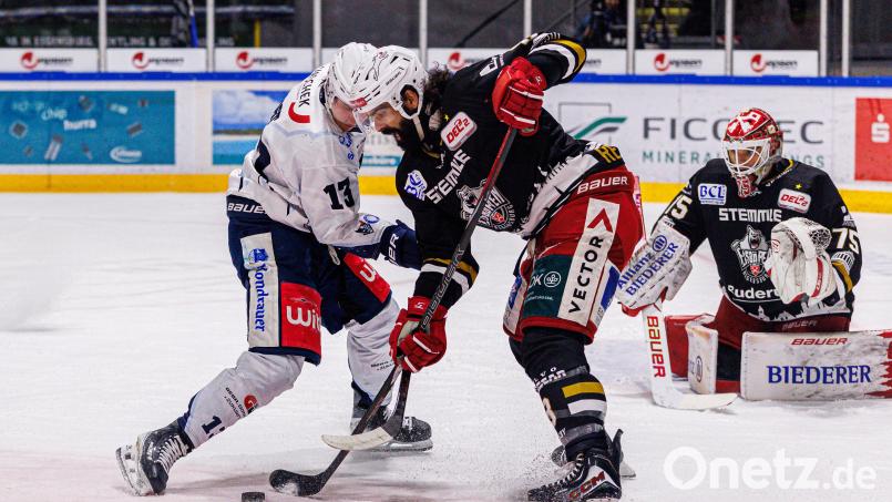 Szenen aus dem Oberpfalz-Derby zwischen den Eisbären Regensburg und den Blue Devils Weiden. Die Weidener mussten sich am Ende nach Penaltyschießen mit 3:4 geschlagen geben. Bild: Werner Moller