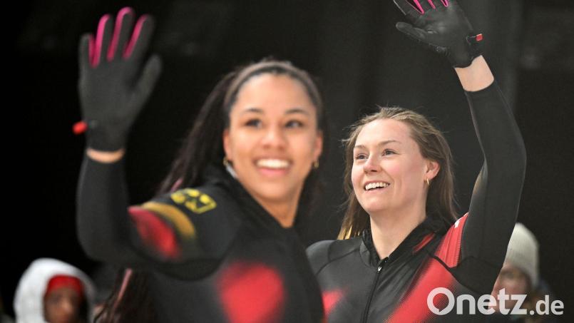 Laura Nolte (Pilotin, r) und Anschieberin Deborah Levi stehen vor ihrem zweiten Olympiasieg im Zweierbob. Bild: Robert Michael/dpa