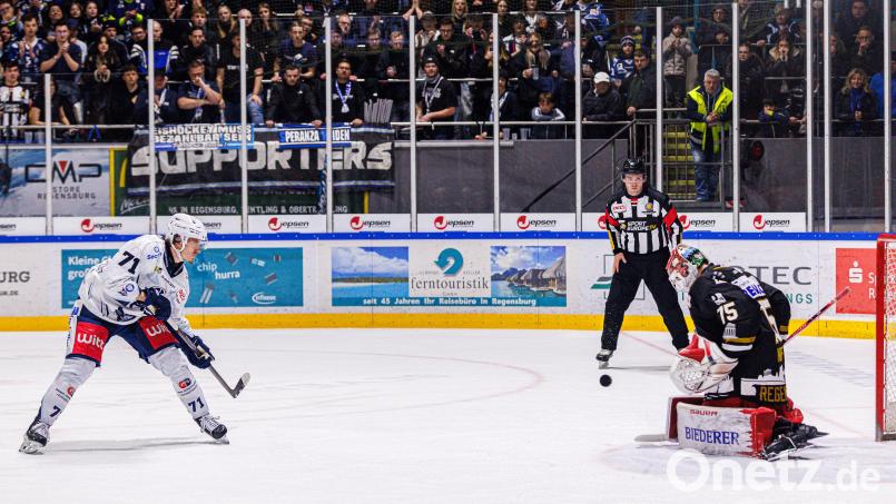 Cedric Schiemenz scheitert hier im Penaltyschießen an Jonas Neffin. Der Weidener Angreifer steuerte bei der Niederlage im Oberpfalz-Derby am Freitagabend zwei Treffer bei. Beim Trainerdebüt von Alan Letang spielten die Blue Devils stark auf, vergaben aber zu viele Chancen. Bild: Werner Moller