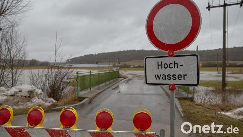 Viel Regen und milde Temperaturen lassen den Schnee schmelzen - und Flüsse und Bäche steigen. (Archivbild) Bild: Tizian Gerbing/dpa