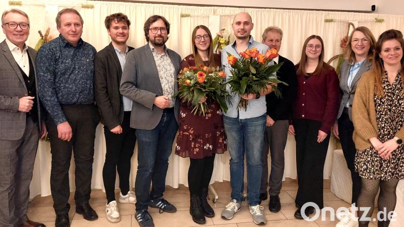 Das Siegerbrautpaar Christina Frischmann und Roland Fichtl, eingerahmt von den Vertretern der mitwirkenden Fachgeschäfte. Bild: Kunz