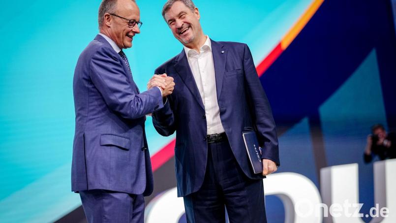 Kanzler und CDU-Chef Friedrich Merz und der bayerische Ministerpräsident und CSU-Vorsitzende Markus Söder demonstrieren auf dem CDU-Parteitag in Stuttgart Einigkeit. Bild: Kay Nietfeld/dpa