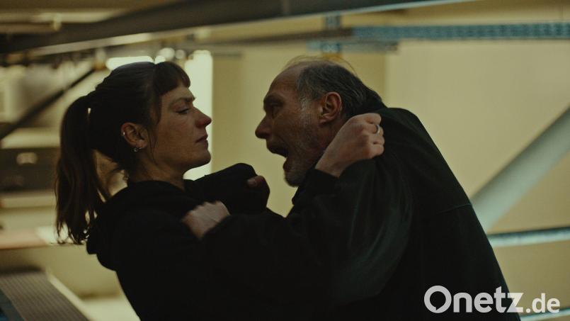 Detlev Schulte (Martin Brambach) und Kommissarin Jule Zabek (Sophie Pfennigstorf) rangeln miteinander - auf einer hohen Brücke, von der Zabek dann fällt. Bild: Carol Burandt Von Kameke/ZDF/dpa