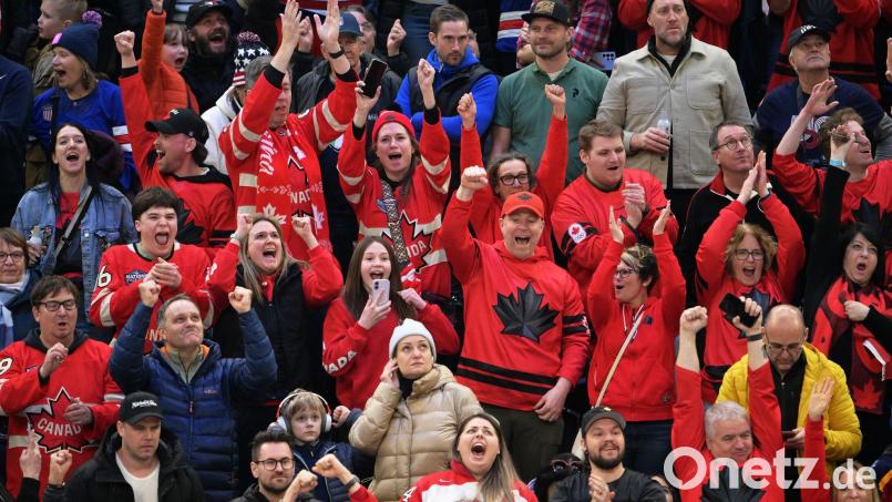 Kanadische Eishockeyfans können beim Olympia-Finale nicht nur in Mailand Alkohol trinken. Bild: Peter Kneffel/dpa