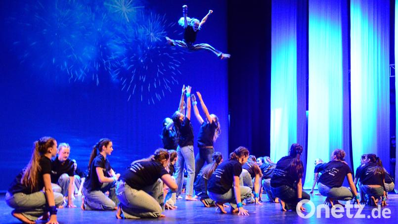 "Rythm is a Dancer". Der Turnerbund Weiden eröffnet mit einer luftigen Nummer. Bild: Kunz