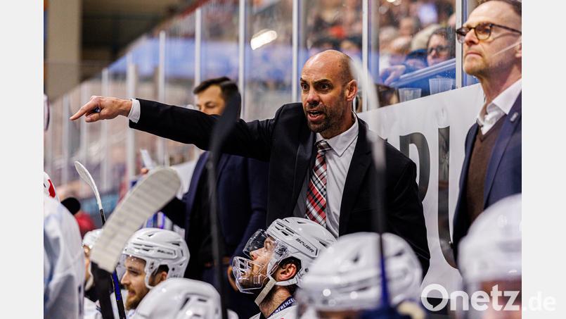 Alan Letang, der neue Trainer der Blue Devils Weiden, bei seinem Debüt in der Donauarena Regensburg. Bild: Werner Moller