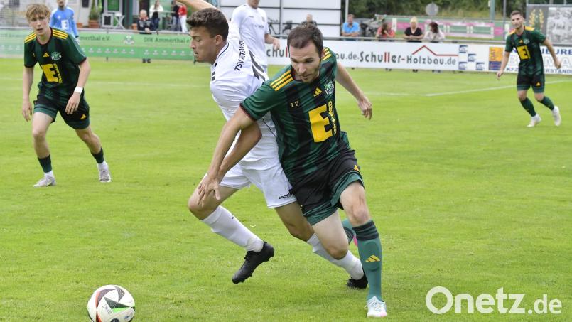 Daniel Gömmel (rechts) bleibt der DJK Ammerthal auf über diese Saison hinaus treu. Bild: Hubert Ziegler
