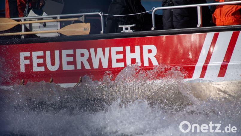 Mit einem Feuerwehr-Rettungsboot wurden die Tierkadaver geborgen. (Symbolbild) Bild: Stefan Sauer/dpa