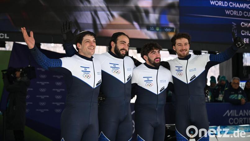 Nach dem zweiten Lauf am Samstag feierten Israels Bobfahrer noch ihre Olympia-Teilnahme. Bild: Robert Michael/dpa