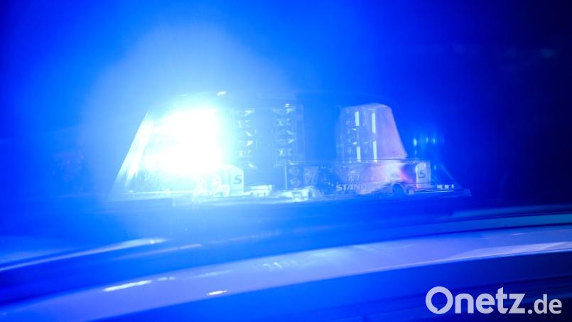 Rund 100 Einsatzkräfte sind wegen des Unfalls in der Nacht im Einsatz. (Symbolbild) Bild: Julian Stratenschulte/dpa