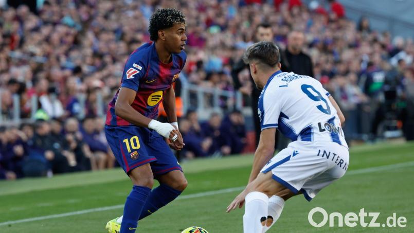 Barcelonas Lamine Yamal (l) und seine Kollegen sind wieder Tabellenführer. Bild: Joan Monfort/AP/dpa