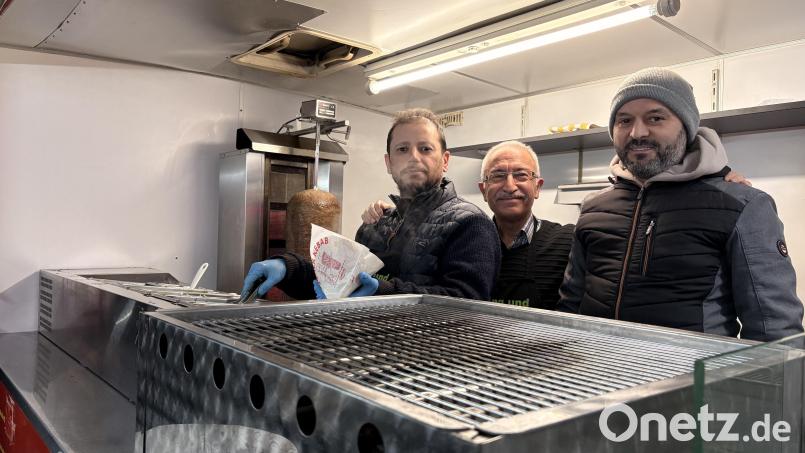 Die Männer vom Verein für Bildung und Kultur Amberg, sie sorgten für den Döner. Bild: Lukas Büchold