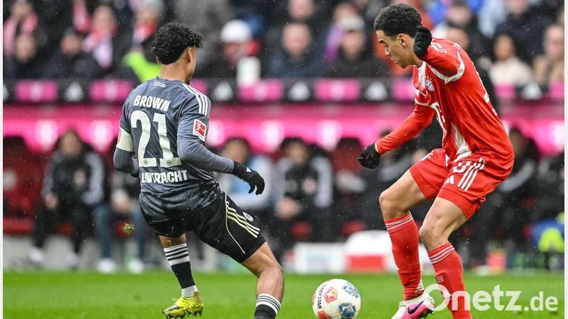 Frankfurts Nathaniel Brown (links) gegen Jamal Musiala. Der Kümmersbrucker im Eintracht-Trikot trug in München erstmals die Kapitänsbinde. Bild: Harry Langer/dpa