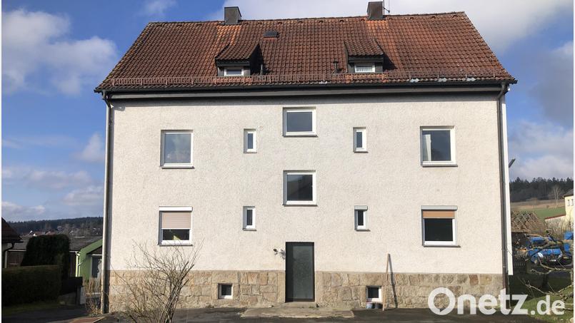 Die Feuchtigkeitssperre am Anwesen Marienstraße 36, das derzeit generalsaniert wird, beschäftigt den Gemeinderat von Fuchsmühl. Das Archivfoto zeigt das Mehrfamilienwohnhaus vor dem Sanierungsstart im Jahr 2025. Archivbild: wro