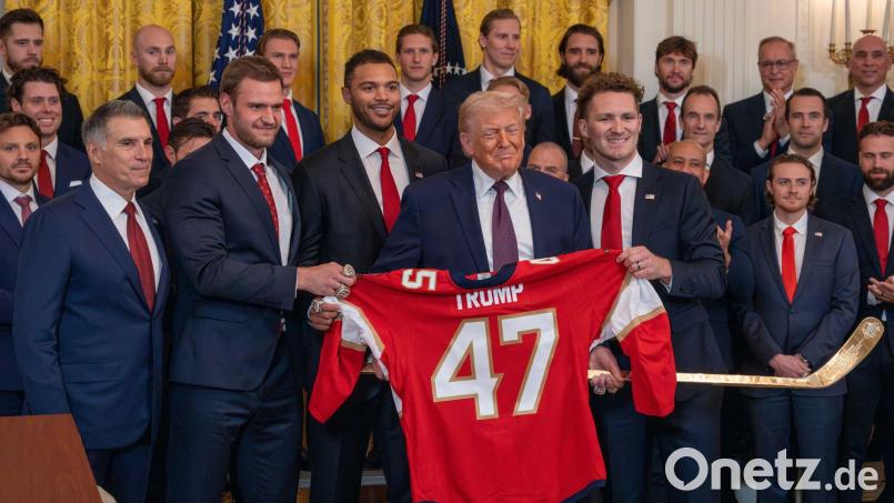Donald Trump freut sich über den Olympiasieg der USA im Eishockey-Finale gegen Kanada. (Archivbild) Bild: Joey Sussman/ZUMA Press Wire/dpa