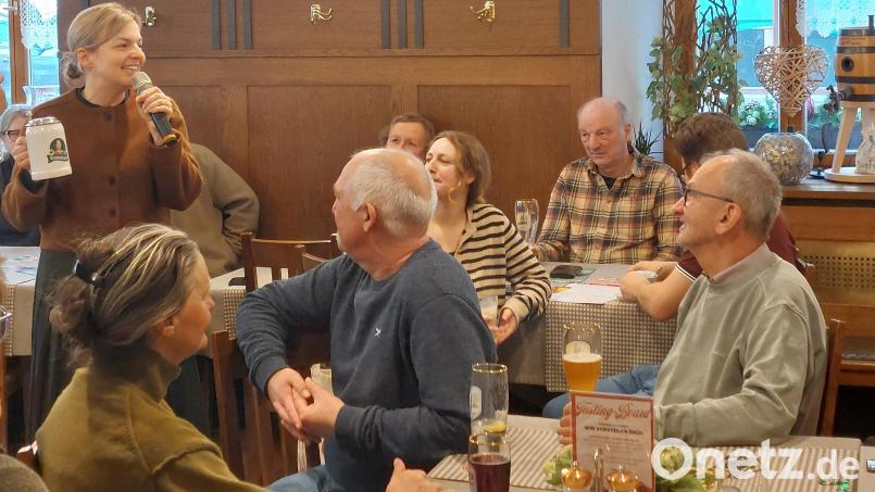 Mittendrin und Prost, Schulzes Stammtisch war vor allem ein Plädoyer für mehr Miteinander. Bild: mfh