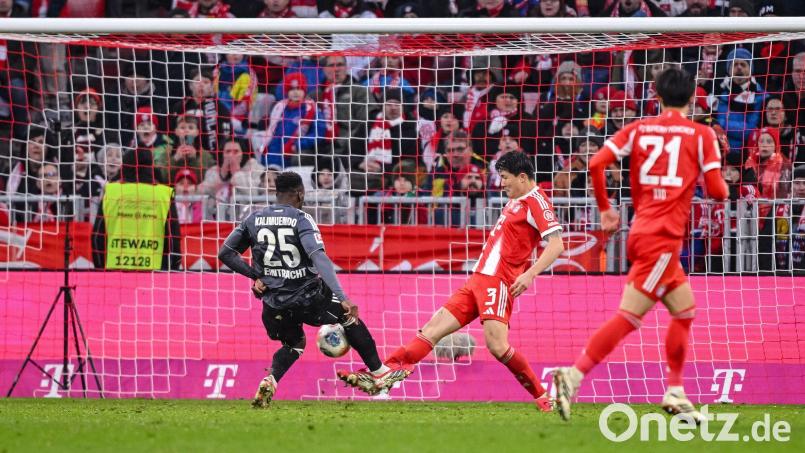 Die Szene sorgte auch intern bei den Bayern für Kritik: Arnaud Kalimuendo machte nach einer Spielerei hinten rum das 2:3 für die Frankfurter. Min-jae Kim (Mitte) kommt zu spät. Am Ende siegten die Bayern knapp. Bild: Harry Langer/dpa