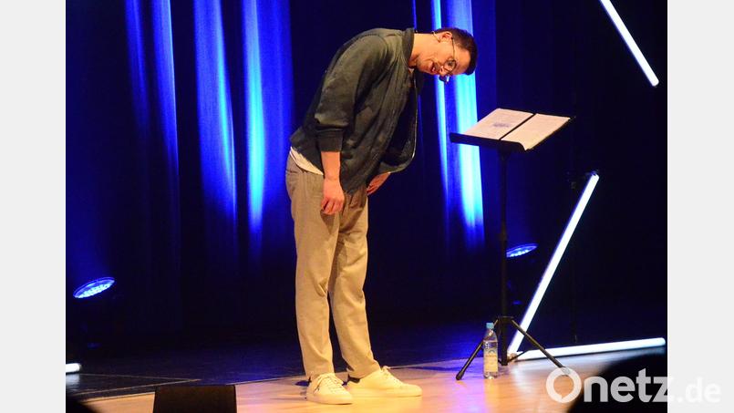 Martin Frank verbeugt sich vor dem Weidener Publikum. Das spendet zum Abschluss begeistert minutenlang Applaus. Bild: Kunz