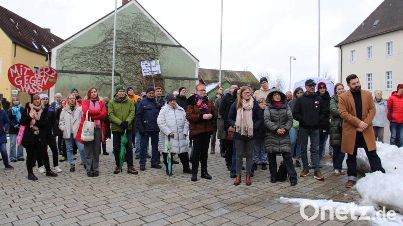 Weit über 100 Bürgerinnen und Bürger bekundeten ihre Solidarität mit dem kürzlich angegriffenen Landratskandidaten der Linken, Simon Escher-Herzog. Organisiert hatte die Kundgebung auf dem Neustädter Stadtplatz das Oberpfälzer Bündnis für Toleranz und Menschenrechte Neustadt/Weiden. Bild: prh