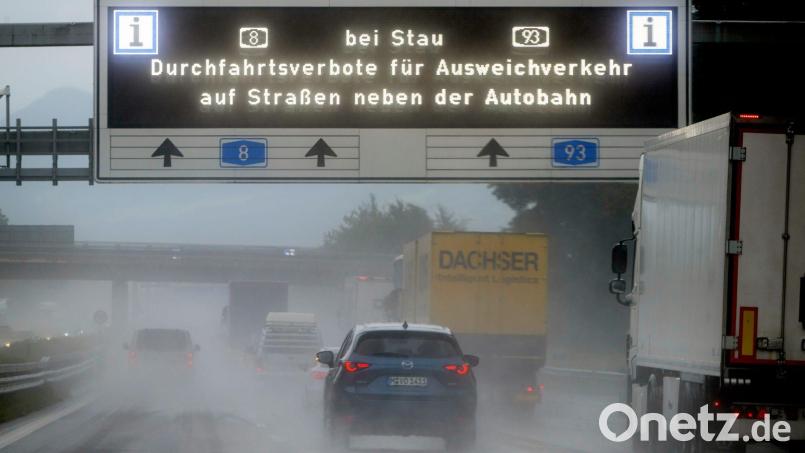 Seit August 2025 dürfen Fahrzeuge bei Stau an einigen Abfahrten der A8 und der A93 die Autobahn nicht mehr verlassen. (Archivbild) Bild: Peter Kneffel/dpa