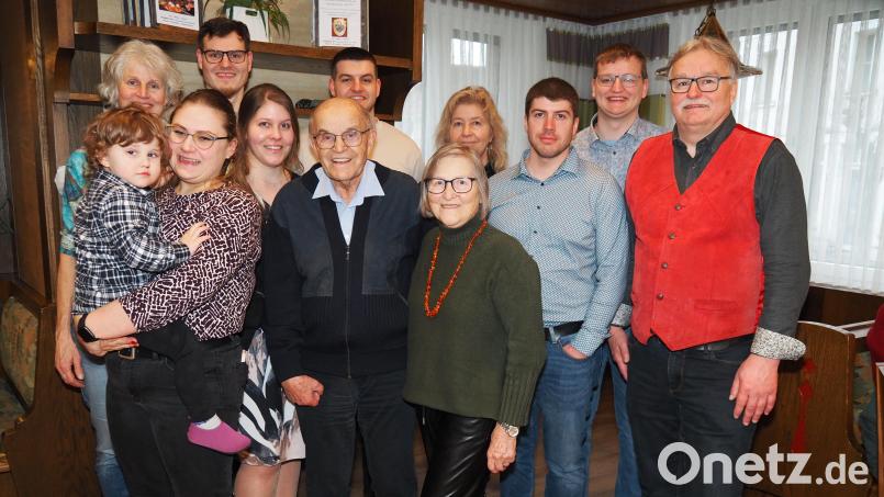 Erwin Blendinger mit Lebensgefährtin Elfriede Mayer und seinen Kindern, Enkeln und Urenkel Bild: Hans Blendinger