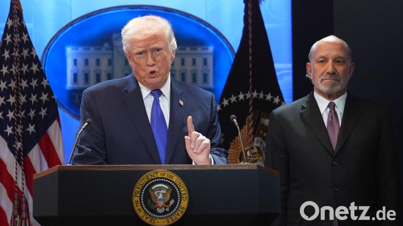 Zunächst kündigte US-Präsident Trump am Freitag einen weltweiten Zollsatz auf Importe in die USA von 10 Prozent an - um ihn dann am Folgetag auf 15 Prozent hochzusetzen. Bild: Evan Vucci/AP/dpa