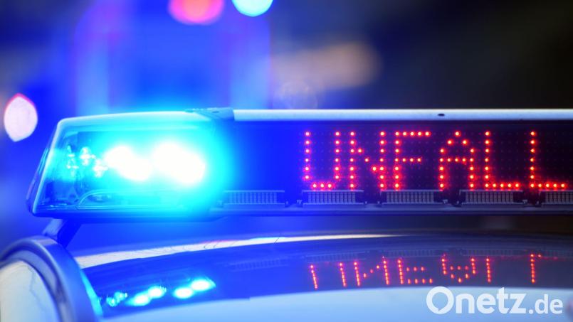 Während der Unfallmaßnahmen hat die Polizei einen Fahrstreifen der Autobahn gesperrt. (Symbolbild) Bild: Stefan Puchner/dpa