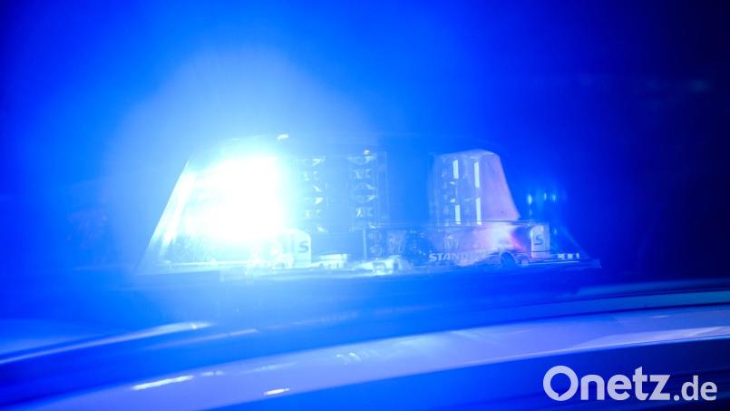 Die Polizei ordnete das Pkw-Kennzeichen zu. (Symbolbild) Bild: Julian Stratenschulte/dpa