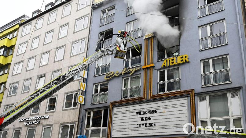 Mehrere Wohnungen sind nicht mehr bewohnbar. Bild: Florian Reichmann/Berufsfeuerwehr München/dpa
