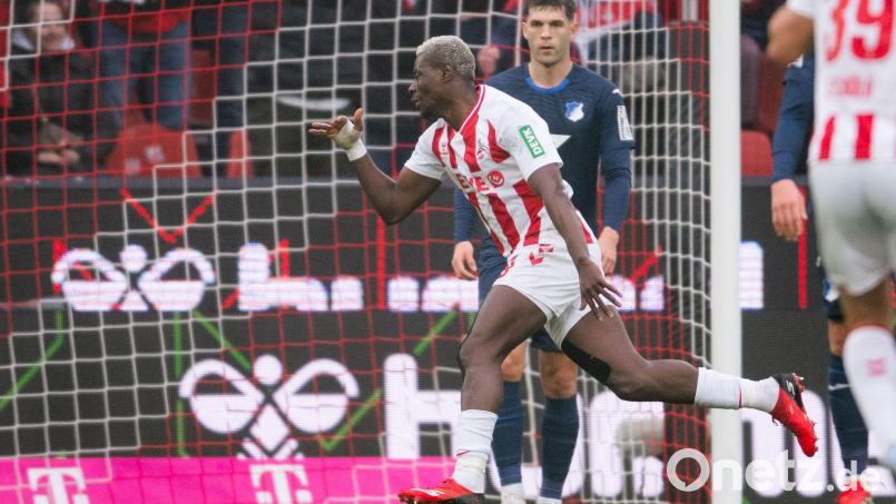 Ragnar Ache jubelt über sein spektakuläres Tor zum 1:0. Bild: Marius Becker/dpa