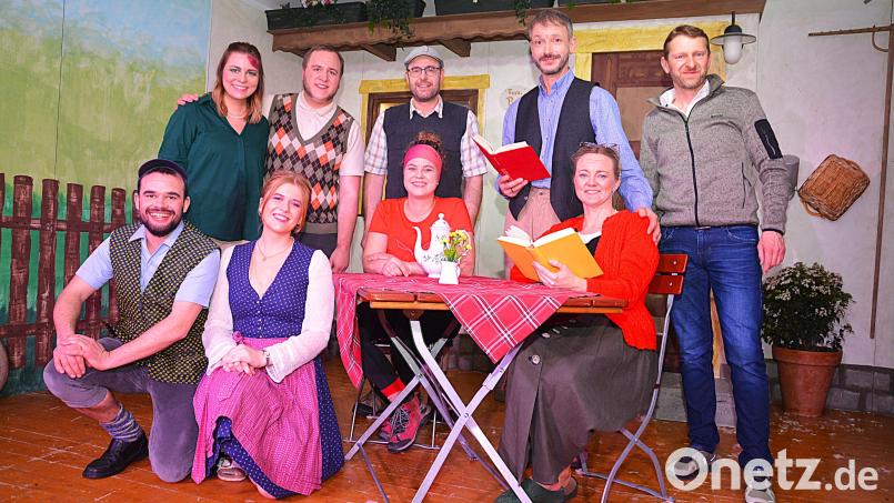 Freuen sich über die gelungene Premiere im vollen Pfarrsaal: Regisseur Christian Gnan, Stefan Kummer als Bauer Hubert, Wolfgang Lingl als Arne der Urlauber, Jonas Beierl als Sebastian von Ruttenstein, Jenny Falk, als Autorin Rosalie von Ruttenstein (von rechts, stehend) und Marina Basler als Bäuerin Anni, Meike Birner als Urlauberin Ute, Marlene Siegler als Margarete, Bauerstochter und Thomas Kummer (von rechts, vorne) als Josef der Briefträger. Bild: fdl