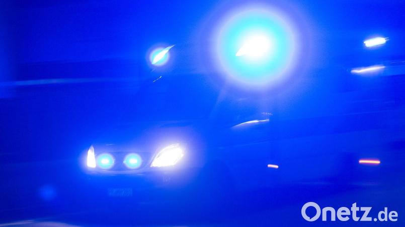 Drei Menschen befanden sich in dem Unfallwagen. (Symbolbild) Bild: Patrick Seeger/dpa