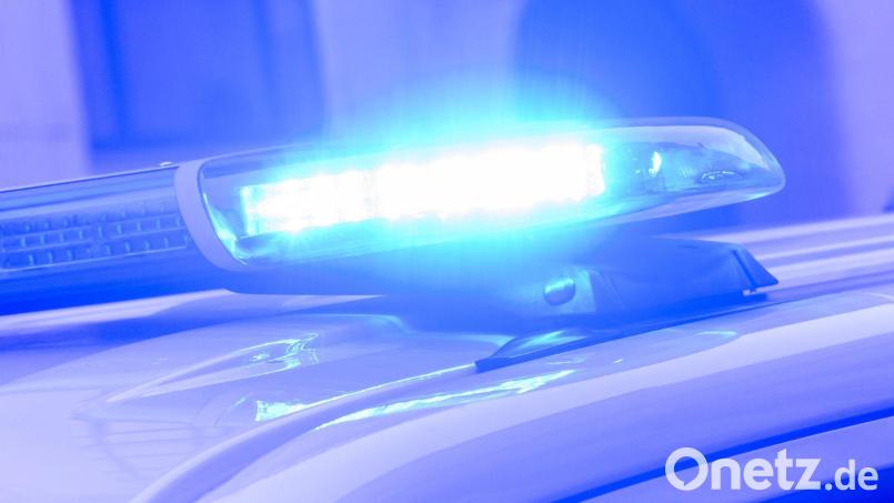 Die Polizei nahm die beiden Verdächtigen noch am Parkplatz fest. (Symbolbild) Bild: Julian Stratenschulte/dpa