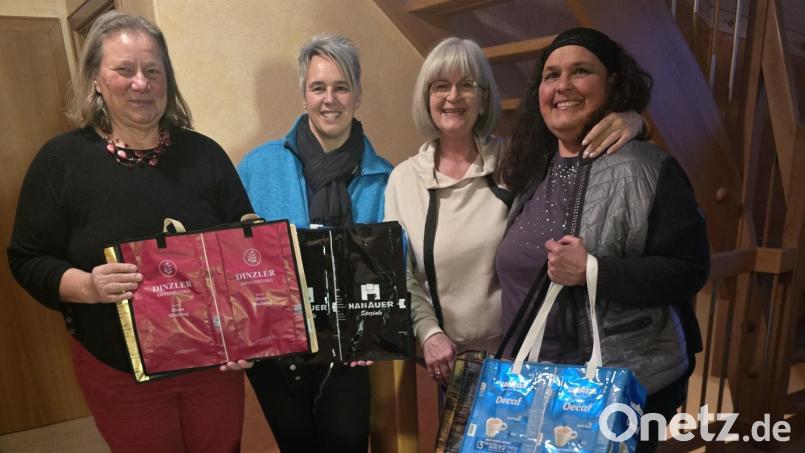 Taschen aus leeren Kaffeetüten. Von links: Margit Berwing-Wittl, 1.Vorsitzende Sonja Fischer, Ingrid Karl, Ursula Hischa. Bild: Rudolf Birk