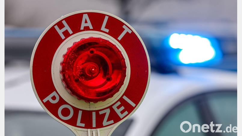 Die Beamten fanden bei einer Grenzkontrolle mehrere Geldbündel. (Symbolbild) Bild: Jan Woitas/dpa