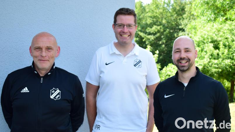 Danny Graf (rechts), hier mit Co-Trainer Uwe Ölschlegel (links) und Abteilungsleiter Florian Roth bleibt auch kommende Saison Trainer des SV Illschwang. Archivbild: Norbert Weis