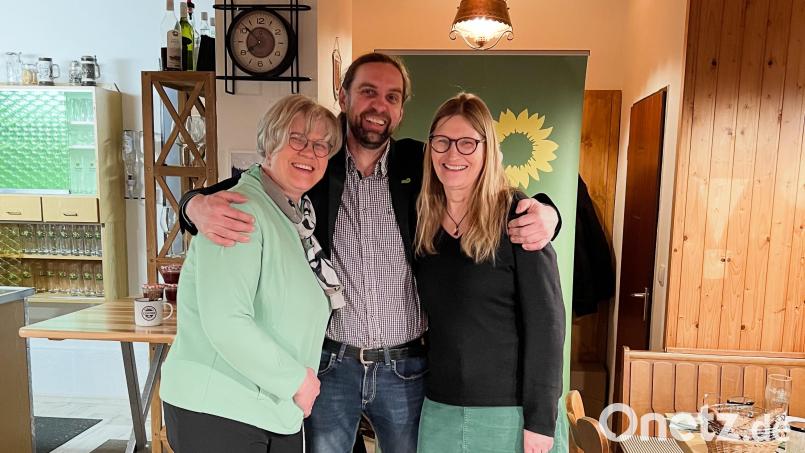 Bürgermeisterkandidatin Ute Döhler (rechts) setzte gemeinsam mit Landratskandidat Josef Schmidt und Grünen-Kreissprecherin Monika Schneider klare Akzente beim politischen Aschermittwoch. Bild: Ortsverband die Grünen Pechbrunn