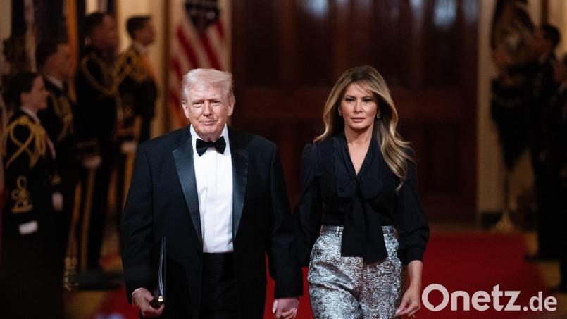 US-First-Lady Melania Trump hat einen Instagram-Post mit einem Lied des Latin-Superstars Bad Bunny unterlegt - wenige Wochen, nachdem ihr Mann über den Künstler und dessen Auftritt beim Super Bowl geschimpft hatte. (Archivbild) Bild: Allison Robbert/AP/dpa