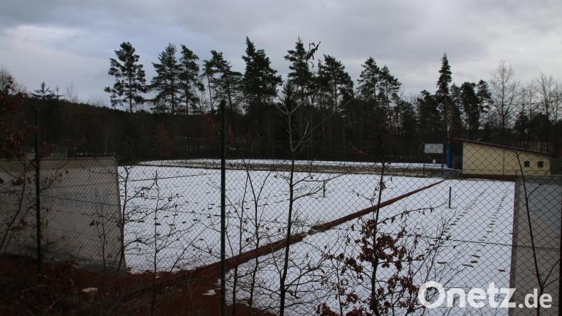 Noch liegt Schnee auf den Tennisfeldern. Nach der Genehmigung durch das Landratsamt könnten bis zu drei Padel-Tennis-Courts entstehen. Bild: sne