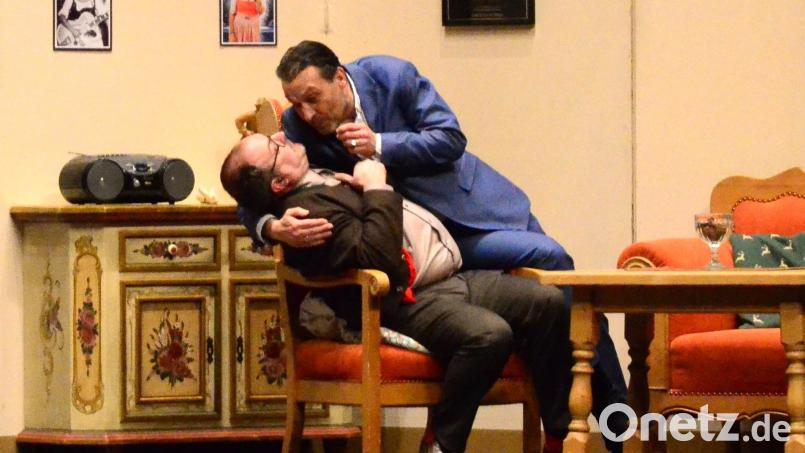 Landrat Andreas Aschauer (Manfred Stecher, rechts) bittet Hans Huber (Flo Bauer) ihm aus einer peinlichen Situation zu helfen. Bild: Kunz