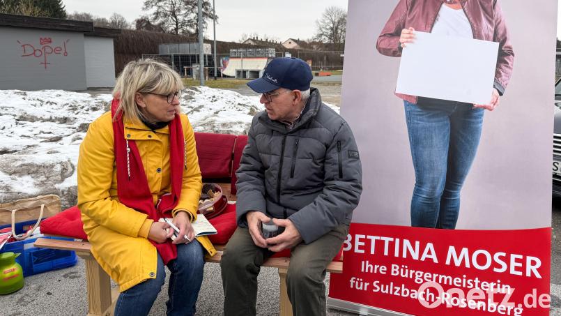 Bettina Moser lädt die Menschen dazu ein, auf ihrem "Moser-Bankerl" Platz zu nehmen und zu erzählen, was sie sich von einer Bürgermeisterin Moser erwarten würden. Mosers Hauptjob am Bankerl: Zuhören. Den Notizblock hat sie immer griffbereit. Bild: Petra Hartl