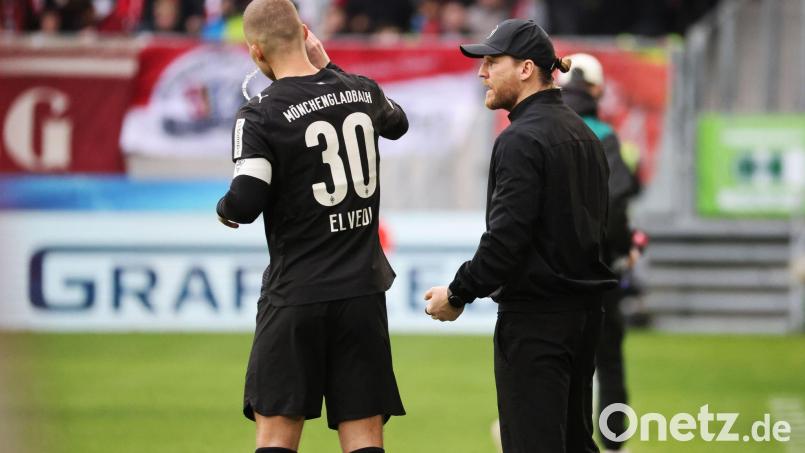 In der Krise: Trainer Eugen Polanski (r) spricht mit Nico Elvedi. Bild: Philipp von Ditfurth/dpa