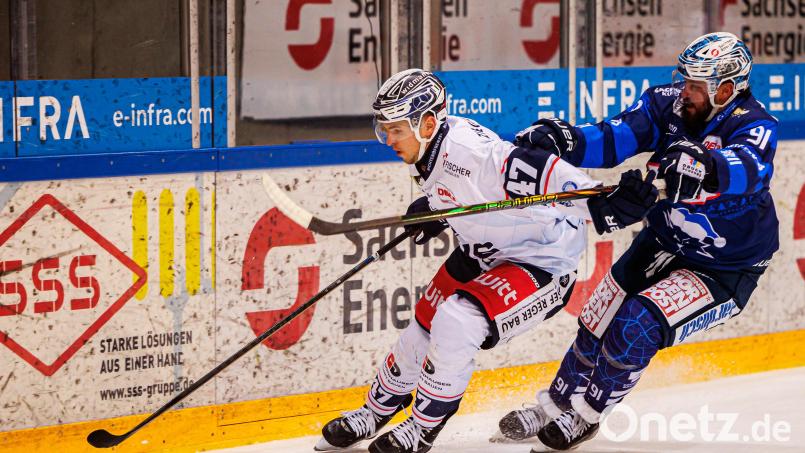Travis Turnbull (rechts, Szene aus einem Spiel gegen die Blue Devils vergangene Saison) ist für den Kaufbeuren direkt der gewünschte Unterschiedsspieler. Am vergangenen Wochenende kam der 39-Jährige auf sechs Punkte in zwei Spielen. Bild: Werner Moller