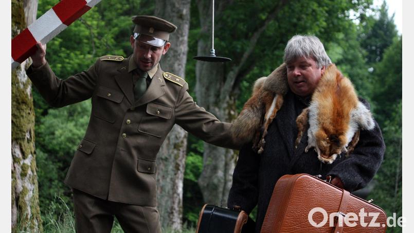 Szene aus „Fingierte Grenzen“. Am Standort Bärnau werden ab Mai wieder die geführten Theaterwanderungen angeboten. Bild: Florian Wein/Ovigo-Theater/exb