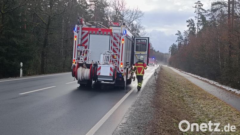 Die Feuerwehr Mitterteich rückte am Montagvormittag zu einem Unfall auf der B 15 in Richtung Tirschenreuth aus. Bild: nic