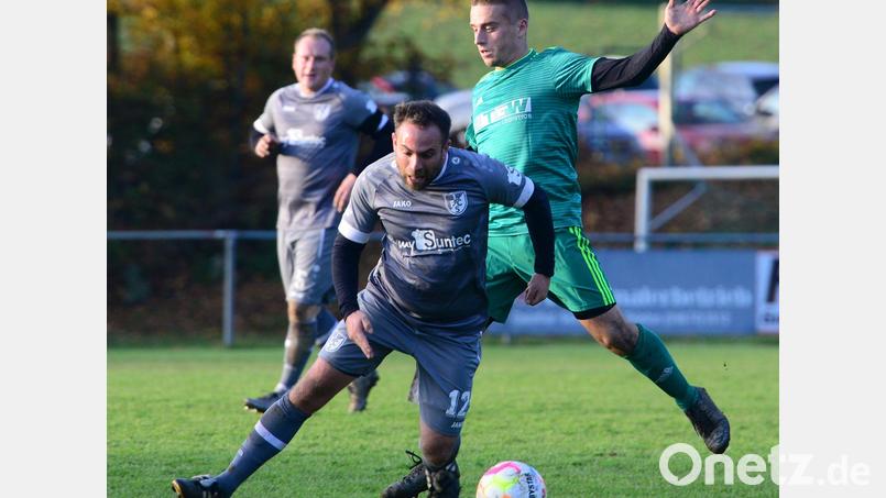 Daniel Bohnert (vorne), hier noch im Trikot des 1. FC Schwarzenfeld, übernimmt zur kommenden Saison den SV Haselbach. Archivbild: ham